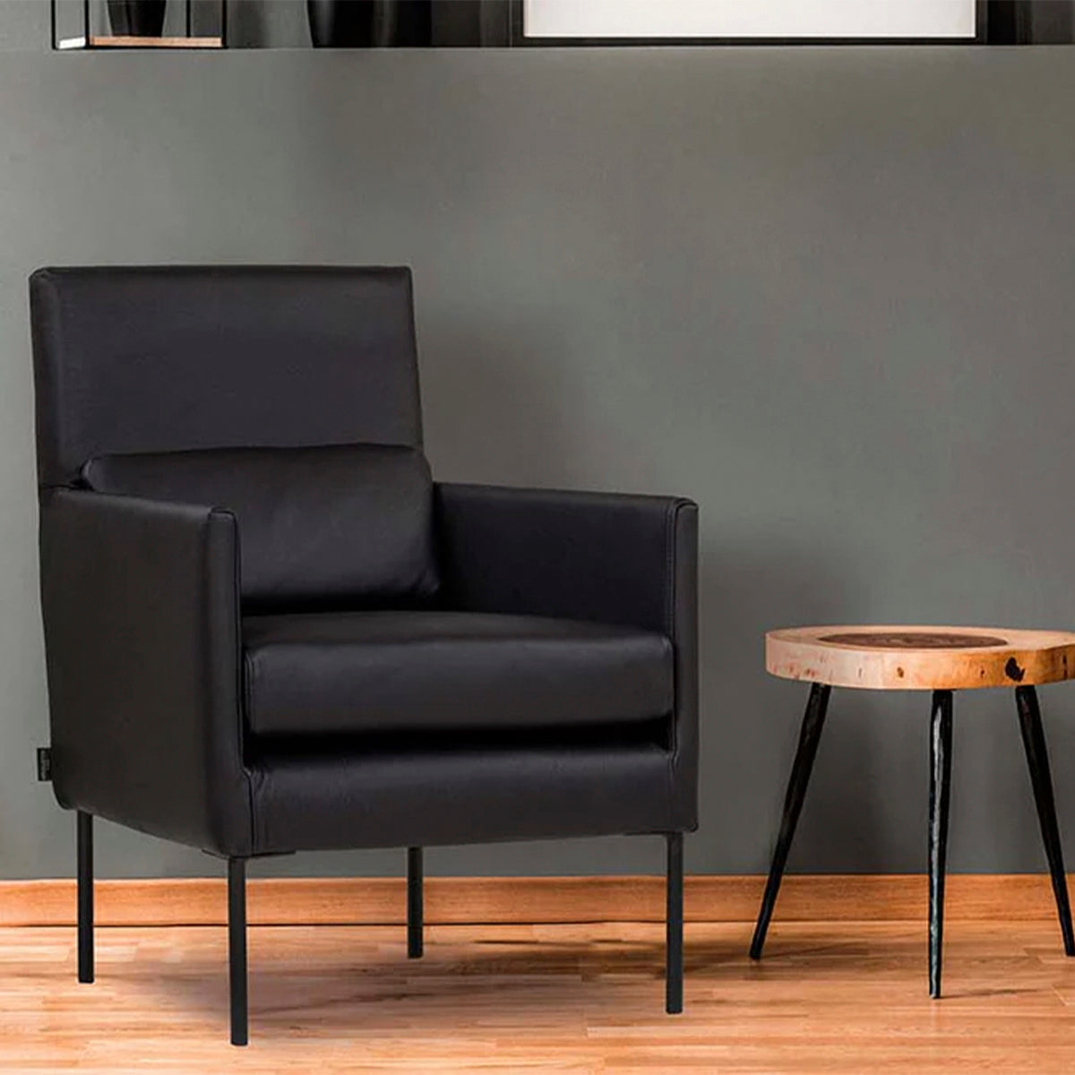 Musta nojatuoli - Isku Koti