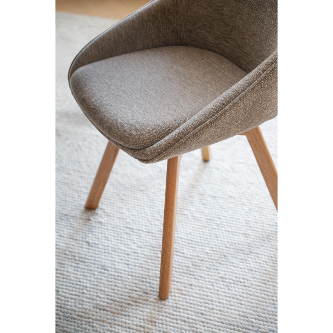 Alison tuoli lakattu tammijalka / tumma beige kangas