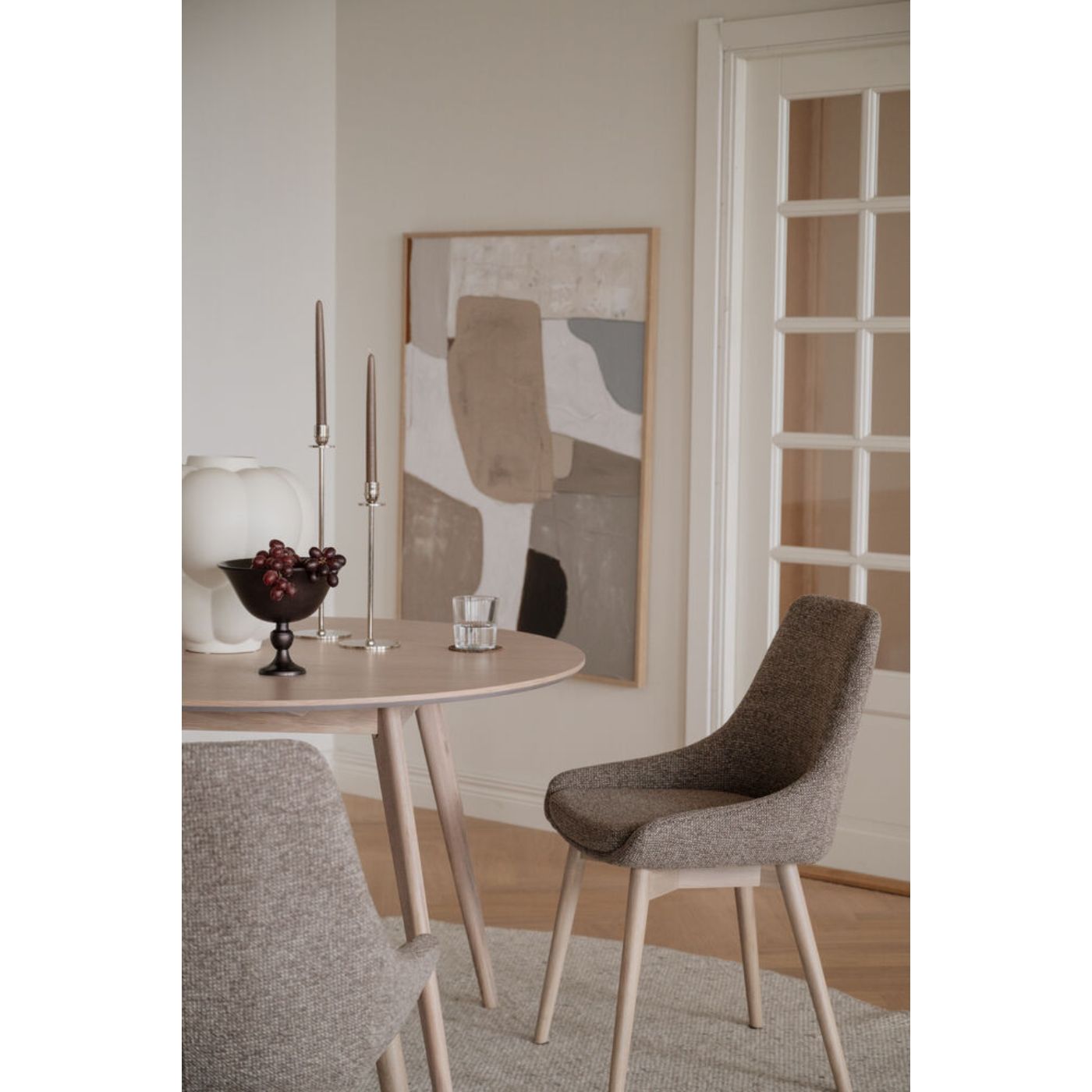 Denley-tuoli, tumma beige kangas/valkopestyt tammijalat