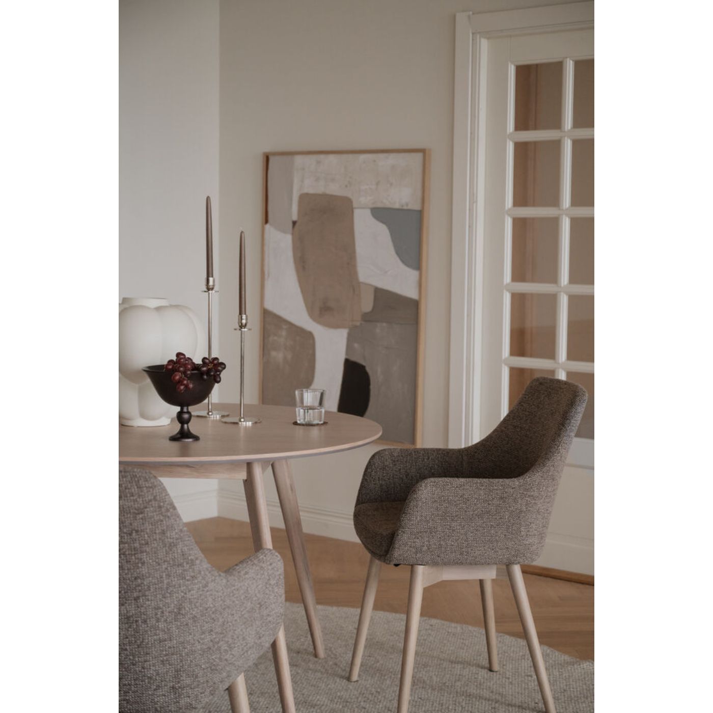 Denley-nojatuoli, tumma beige kangas/valkopestyt tammijalat