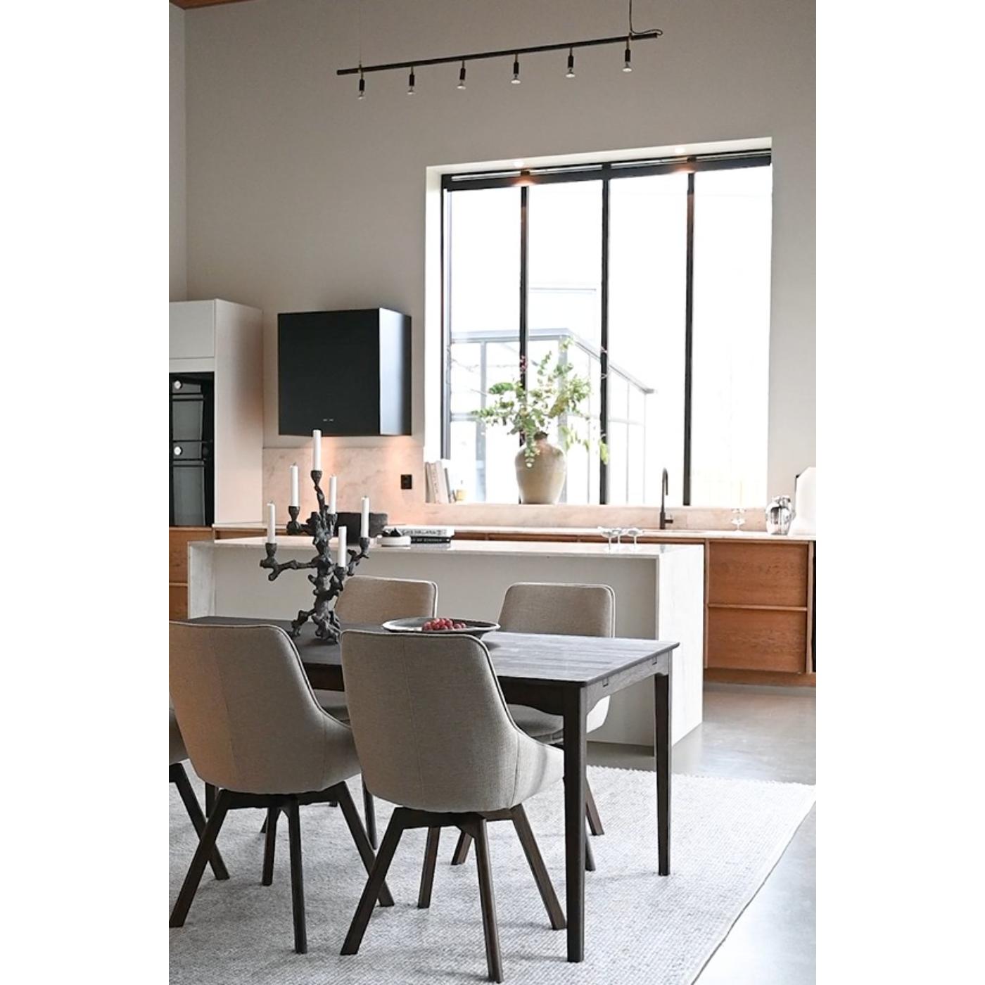 Alison tuoli lakattu tammijalka / tumma beige kangas