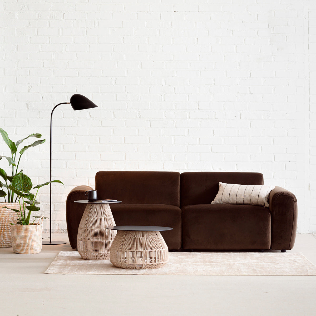 Babe 3h-sohva leveillä käsinojilla isku