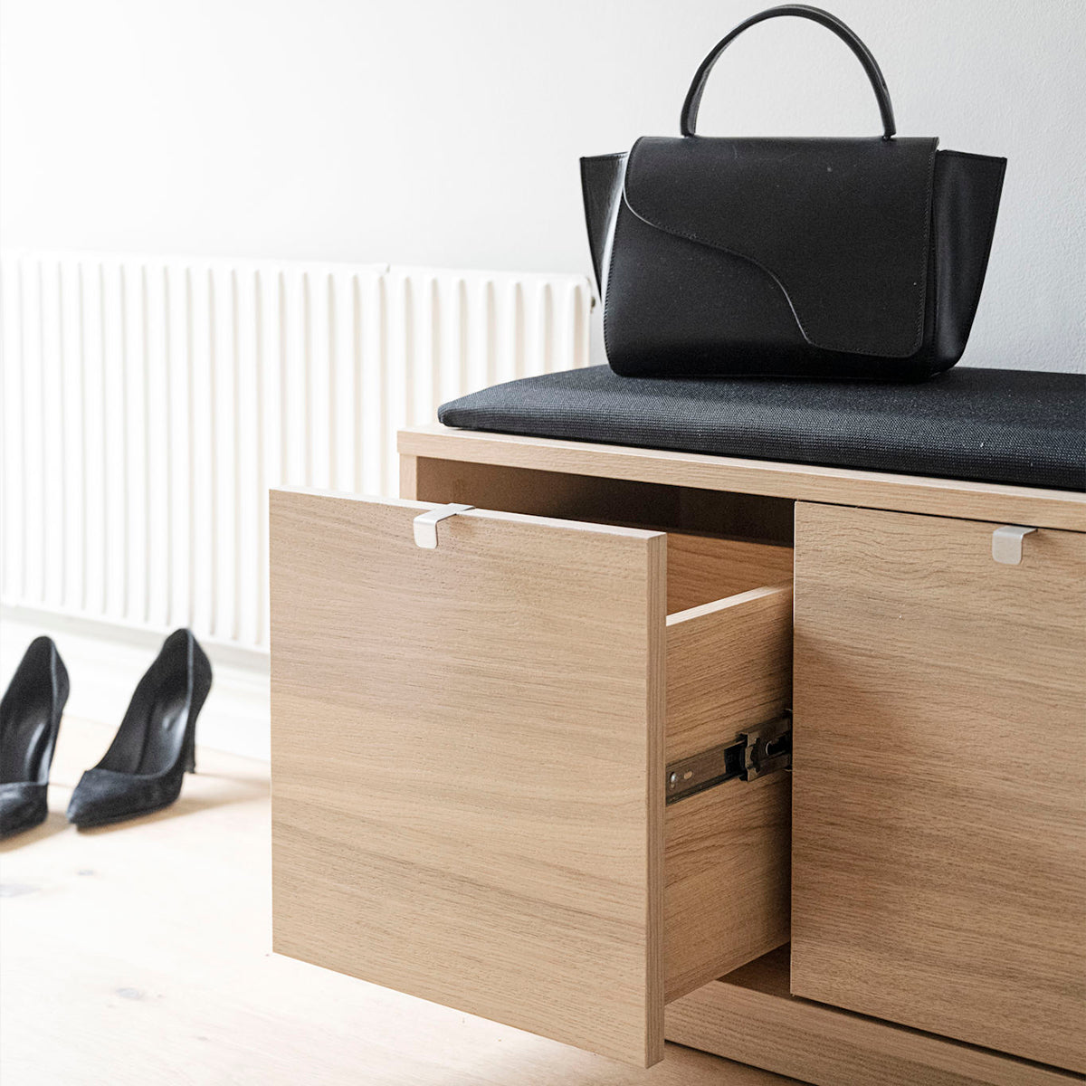 Confetti penkki 2 laatikolla, musta kangas rowico