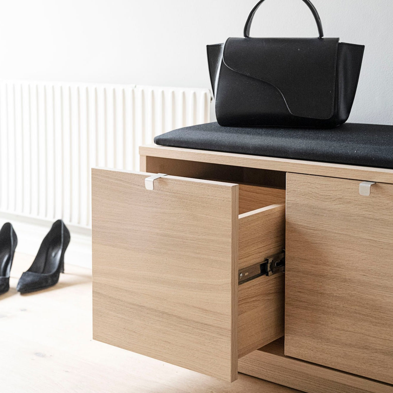 Confetti penkki 3 laatikolla, musta kangas 