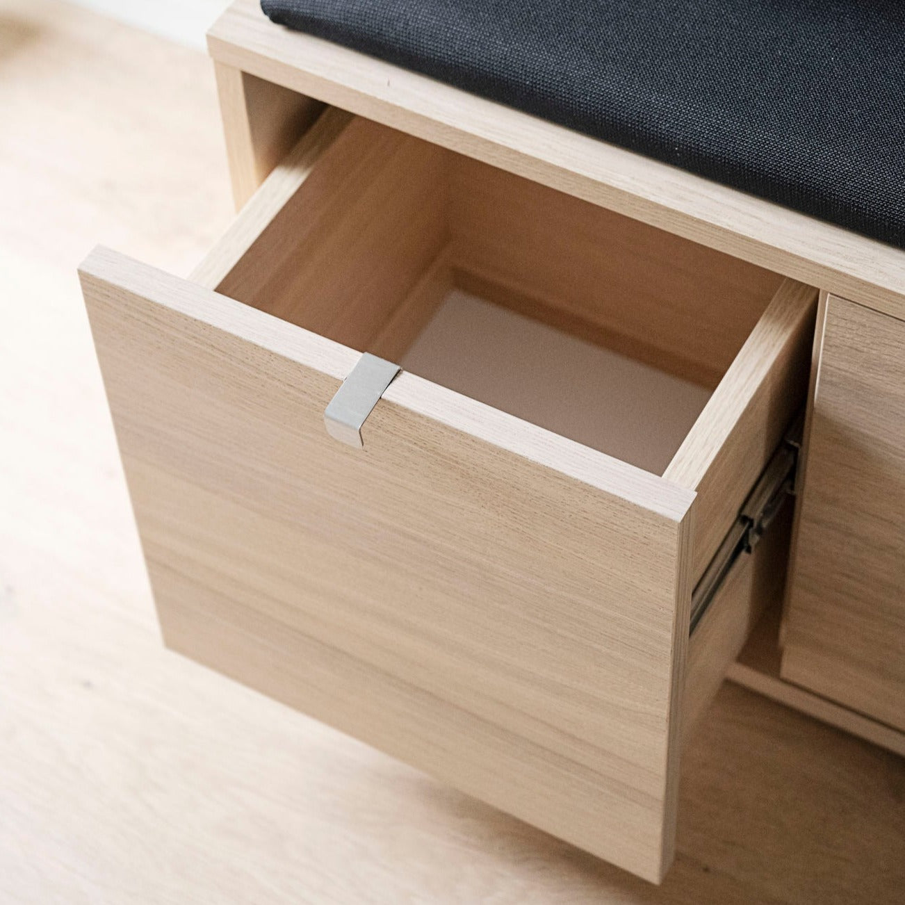 Confetti penkki 3 laatikolla, musta kangas 