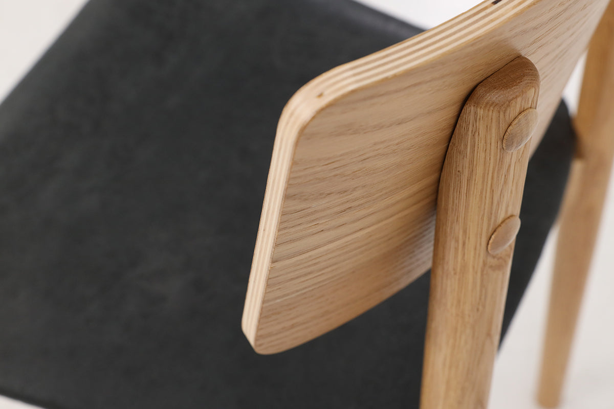 Luoto tuoli lakattu tammi, musta Nubuck-kangas