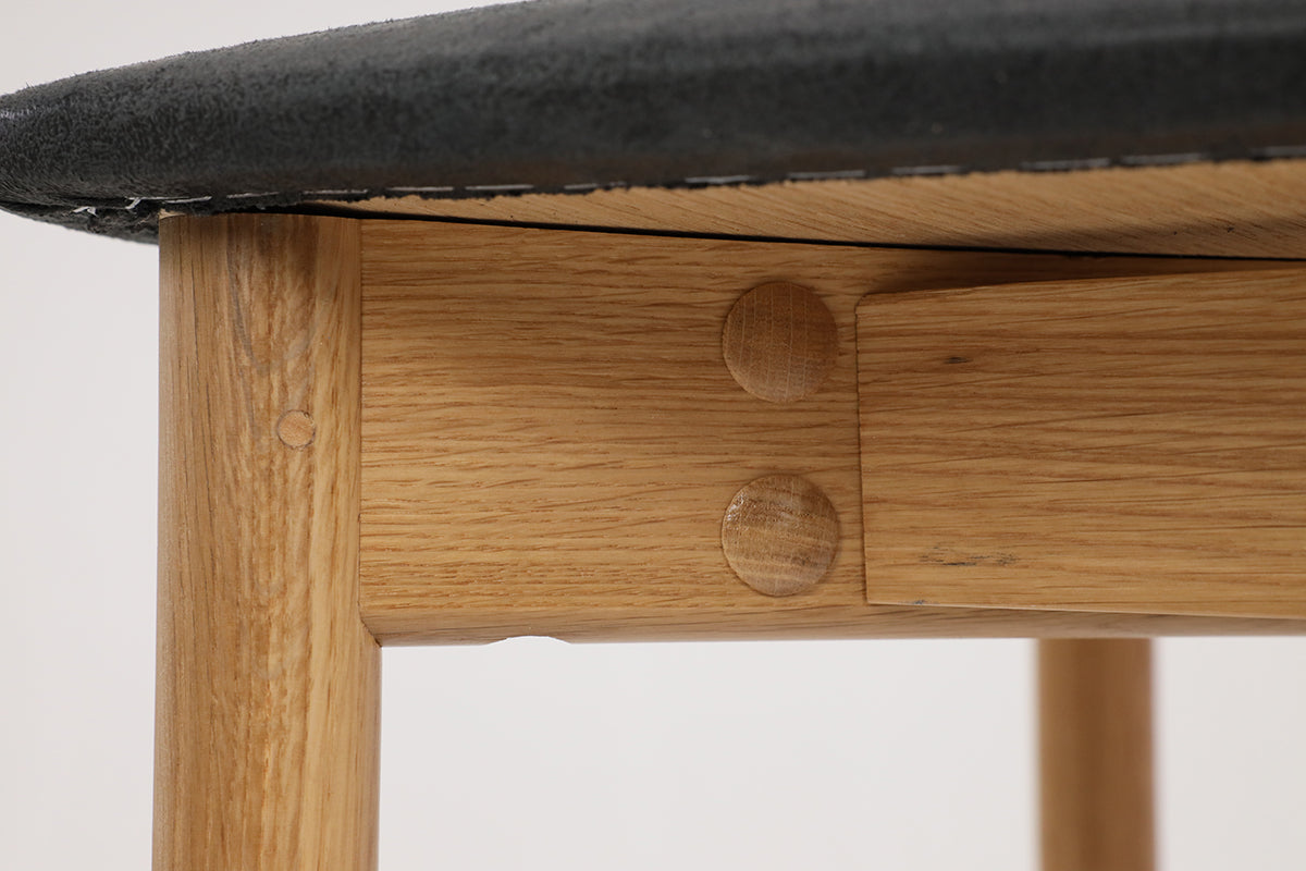 Luoto tuoli lakattu tammi, musta Nubuck-kangas