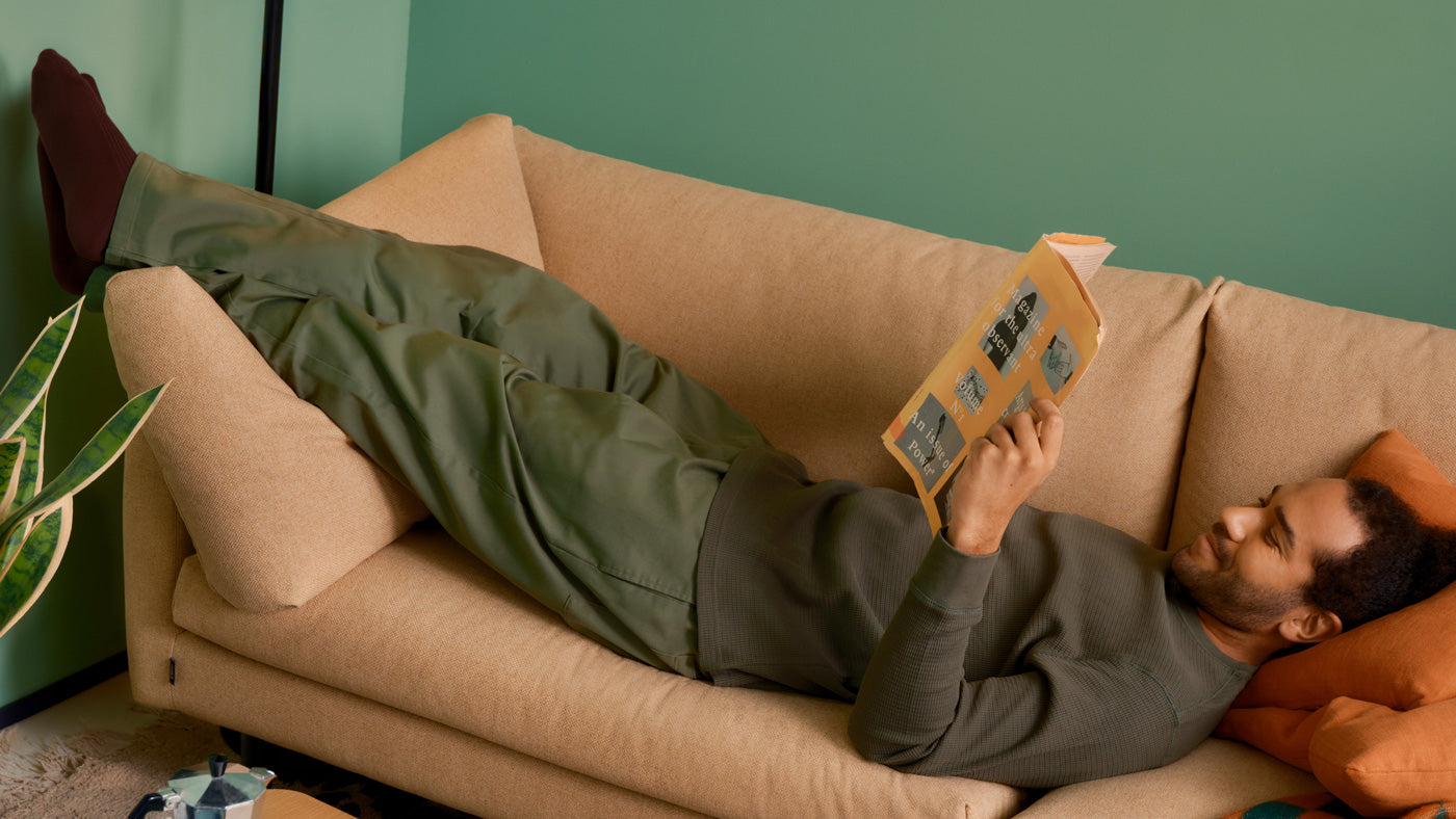 Mies pötköttelee Isku Curve sohvalla