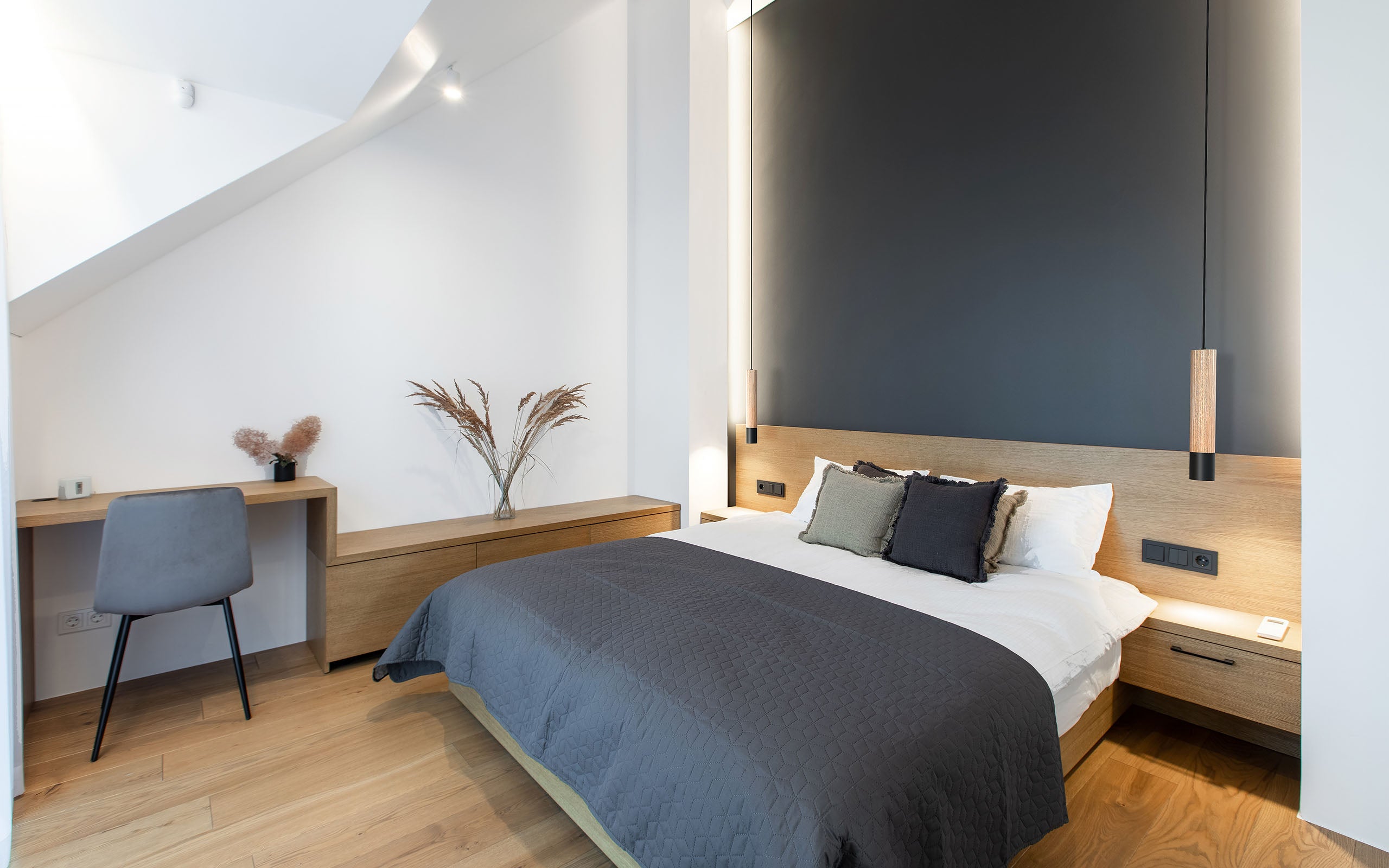 Isle kattovalaisin vaalea puu / musta metalli